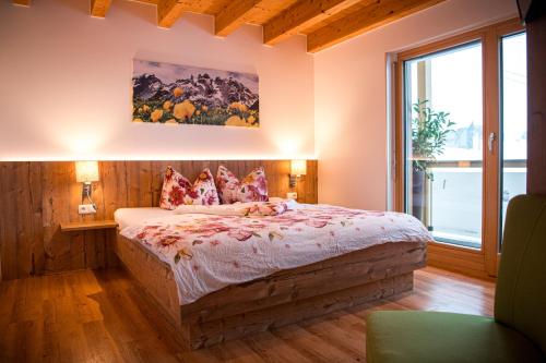 1 dormitorio con cama y ventana grande en Appartments Urmonti, en Schruns