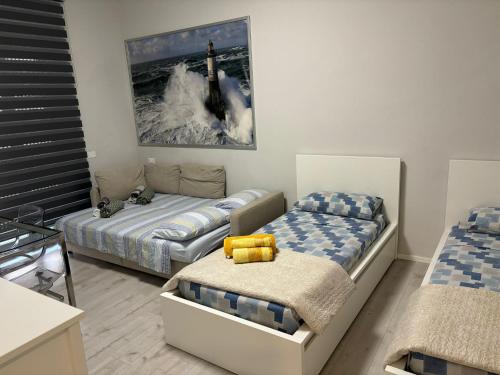 Cette chambre comprend 2 lits et un canapé. dans l'établissement VinicioRossiApartment, à Ancône