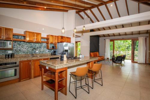 Küche/Küchenzeile in der Unterkunft Tropical villa Ventanas with private pool in MA