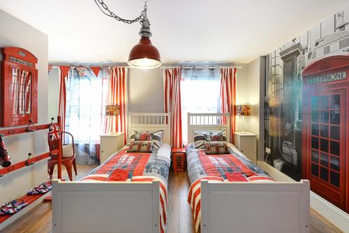 a bedroom with two beds in a room at Mama’s Inn Boutique Guest House in Nottingham