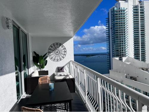 Brickell Luxe - Best Balcony - 32nd Fl - Luxe Waterfront & City Views - Furnished Balcony - Walk-Water-WiFi photo 38
