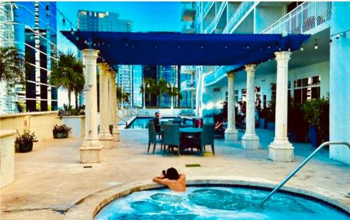 Brickell Luxe - Best Balcony - 32nd Fl - Luxe Waterfront & City Views - Furnished Balcony - Walk-Water-WiFi photo 7