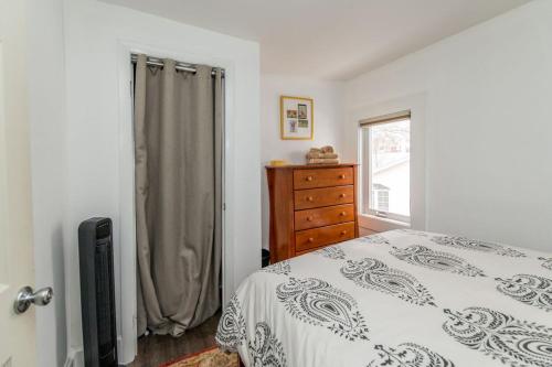 Postel nebo postele na pokoji v ubytování Ideally located 2BR Winooski Apt