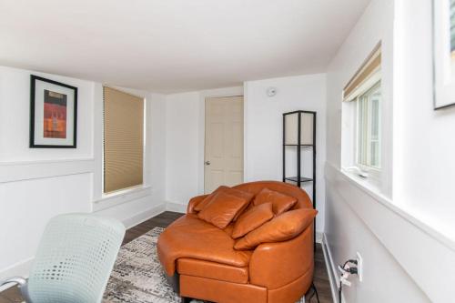 Posezení v ubytování Ideally located 2BR Winooski Apt