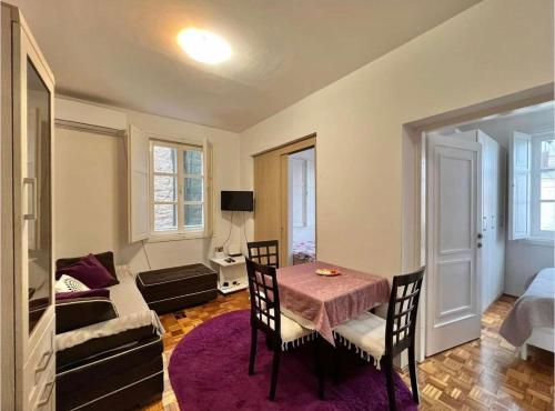 - un salon avec une table, des chaises et un canapé dans l'établissement Apartment Old town Milica, à Herceg-Novi