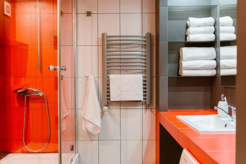 uma casa de banho com um chuveiro e um lavatório. em M&M Apartment em Człuchów