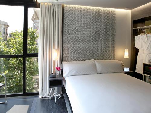 Una cama o camas en una habitación de Axel TWO Barcelona 4 Sup - Adults Only