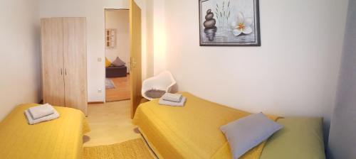 - un salon avec un canapé jaune et une chaise dans l'établissement Apartment Morgensonne, à Oberau