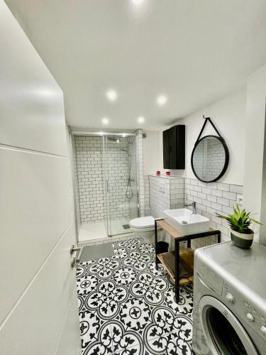 une salle de bain avec toilettes et lavabo dans l'établissement Strasbourg magnifique appartement centre ville Petite France, à Strasbourg