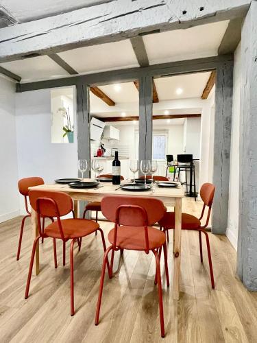 une salle à manger avec une table et des chaises dans l'établissement Strasbourg magnifique appartement centre ville Petite France, à Strasbourg