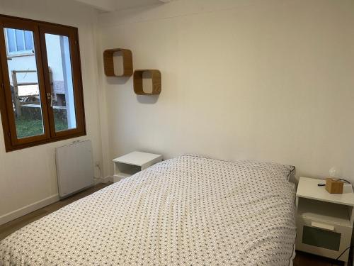 um quarto branco com uma cama e uma janela em L ermitage Appartement 4 couchages avec terrasse et jardin, à 7 kms de Metz em Lessy