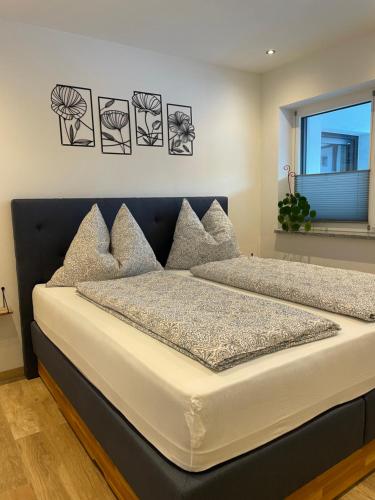 1 cama grande en un dormitorio con cuadros en la pared en Ferienwohnung Eder, en Sankt Jakob in Haus