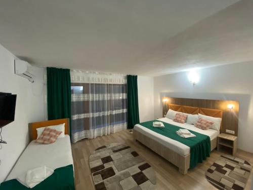 een kleine slaapkamer met een bed en een bank bij Paradiso Resort in Sarinasuf