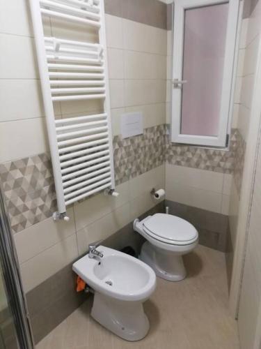a small bathroom with a toilet and a sink at Casa Sambuco in Volla