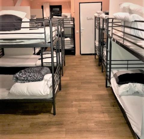trendy hostel في إيفري سور سين: غرفة مليئة بالكثير من الأسرة بطابقين