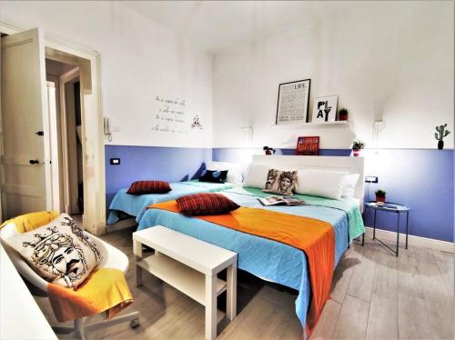 um quarto com 2 camas e uma cadeira em Central Apartments®Borgo Street 1 min to Via Etnea em Catânia