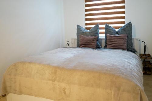 Un dormitorio con una cama grande con almohadas. en 3-Raum City-Appartement Jena, en Jena