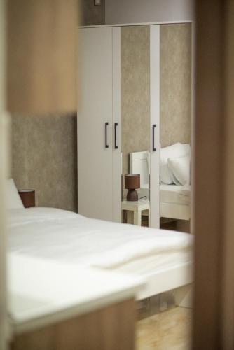 a bedroom with a bed and a mirror at La Mirage in Šabac