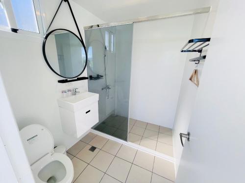 小琉球的住宿－灣琉海景Villa ，一间带卫生间和镜子的浴室