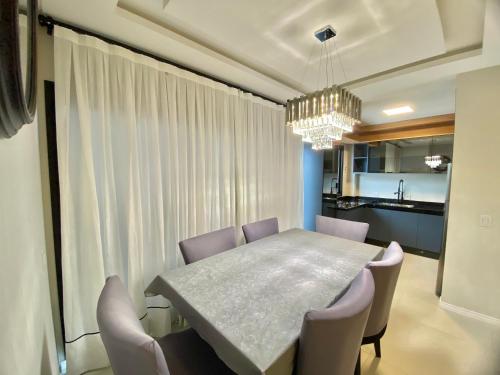 een eetkamer met een tafel en stoelen bij Bellacasa Rua Leão in Bombinhas