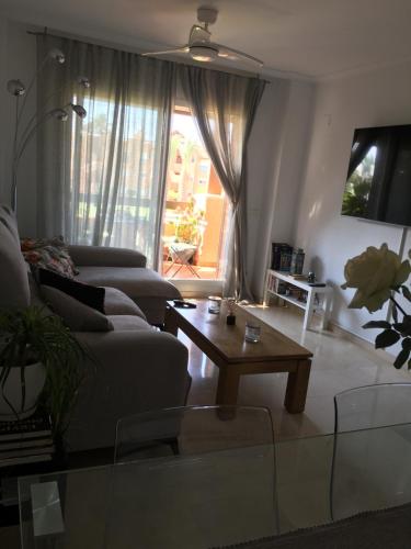 salon z kanapą i stolikiem kawowym w obiekcie Superbe appartement avec piscine à 800m de la mer w mieście Bahia de Casares