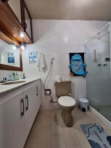 uma casa de banho com um WC, um chuveiro e um lavatório. em Praia Flat em São José da Coroa Grande