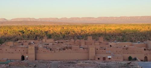 ein altes Dorf mitten in der Wüste in der Unterkunft Kasbah Of Peace & Boutique in Zagora