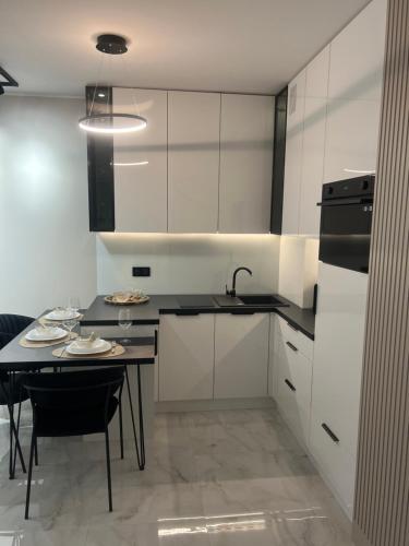 Dapur atau dapur kecil di Crystal Luxury Apartment with Free Parking in Cracow for 4 Guests