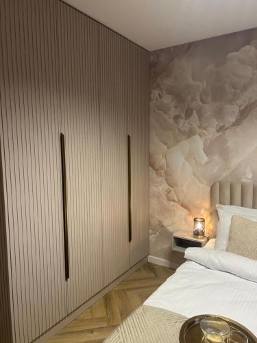 Katil atau katil-katil dalam bilik di Crystal Luxury Apartment with Free Parking in Cracow for 4 Guests
