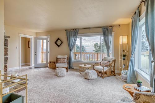 a living room with chairs and a large window at Bannikov Beach House in Lincoln City