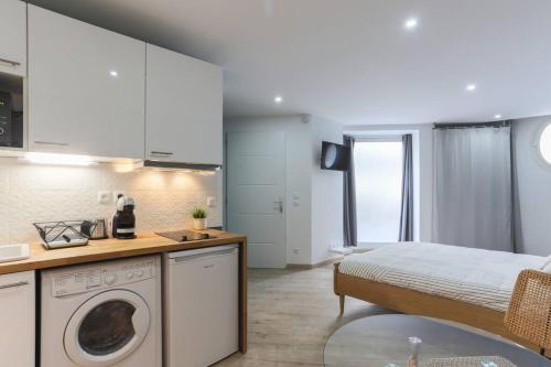 a kitchen with a washing machine in a room at Rose, Appartement Confortable proche Metro in Montrouge