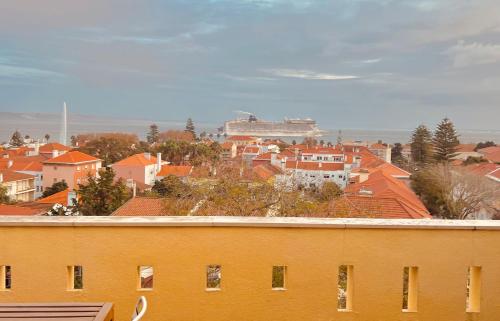 - une vue sur une ville avec un grand bâtiment au loin dans l'établissement Top Sea View Lisboa - Oeiras, à Paço de Arcos