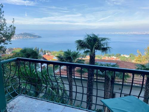 balcón con vistas al océano y a las palmeras en Büyükada’da Deniz Manzaralı Köşk, en Büyükada