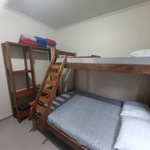 Katil dua tingkat atau katil-katil dua tingkat dalam bilik di Casa nova em Monções