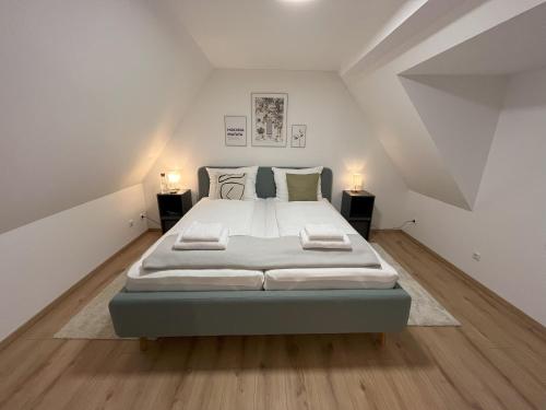 1 dormitorio con 1 cama grande y 2 mesitas de noche en Phantasialand, Therme, Köln, Bonn, Arbeitsplatz, Bäckerei um die Ecke, en Euskirchen