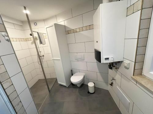 een badkamer met een toilet en een douche bij Phantasialand, Therme, Köln, Bonn, Arbeitsplatz, Bäckerei um die Ecke in Euskirchen