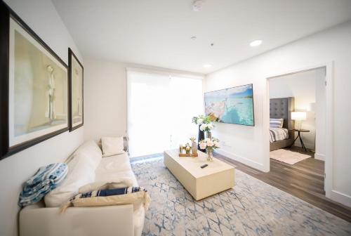 a living room with a couch and a table at 4 SantaMonica De Lux in Los Angeles