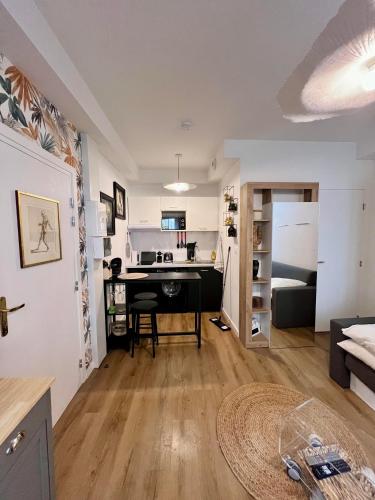 un salon avec un bureau et une chambre dans l'établissement Casa Nostra - T1 - Terrasse privative, à Toulouse