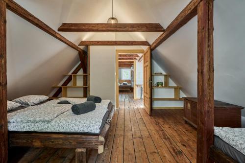 sypialnia na poddaszu z 2 łóżkami i schodami w obiekcie Chalupa Kristýnka Krkonoše w mieście Horní Maršov