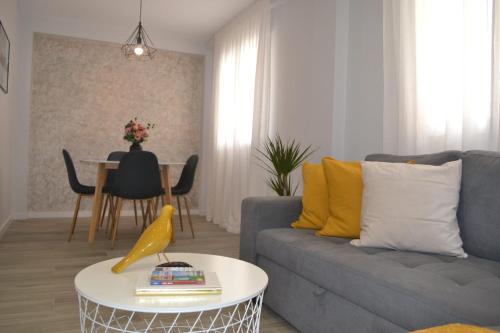 sala de estar con sofá y mesa en Victoria Flat F&M Moderno, acogedor y céntrico, en Málaga
