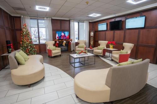 Télévision ou salle de divertissement dans l'établissement Clarion Hotel Detroit Metro Airport