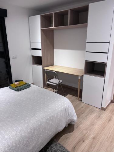 um quarto com uma cama e uma secretária em VILLA LENA em Sainte-Geneviève-des-Bois