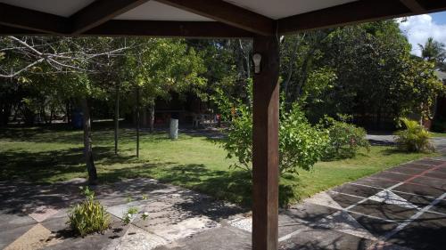a view of a garden from under a pavilion at Condomínio das gaivotas in Alcobaça