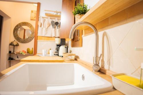 Un baño con bañera blanca y lavabo. en MALAVER SUITE, en Sevilla