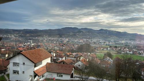 uma vista para uma cidade com casas e montanhas em Čaroban pogled em Srebrenik