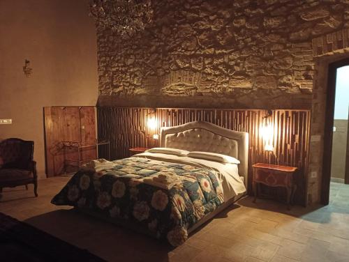 ein Schlafzimmer mit einem Bett mit einer Holzwand in der Unterkunft Agriturismo Tenuta Filippi in Narni