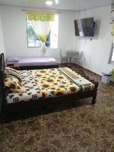 Ένα ή περισσότερα κρεβάτια σε δωμάτιο στο Hostal Apartamentos Delgado