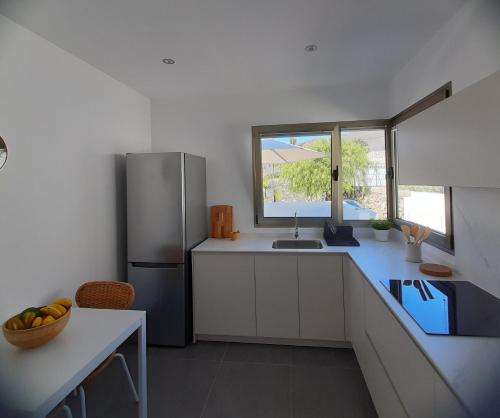 una cocina con fregadero y refrigerador en Casa Argeo, en Los Llanos de Aridane