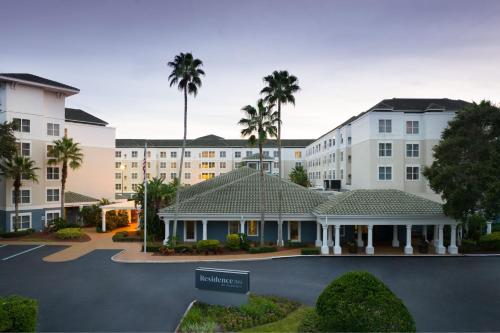 een weergave van de buitenkant van een hotel met palmbomen bij Residence Inn Orlando Lake Buena Vista in Orlando
