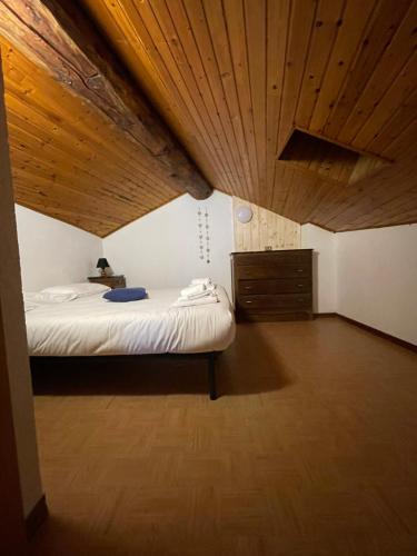 una camera con letto e soffitto in legno di BOUQUE GEORGEOLINE a Rhêmes-Notre-Dame